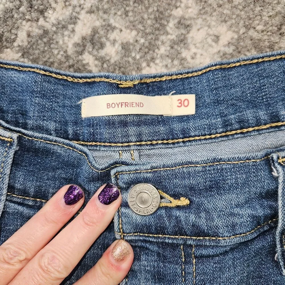 Levi's Women's Classic Medium Blue Denim Mid-Rise Boyfriend Jeans Size 30